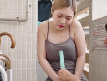 Chồng đi làm vợ lén lút ngủ với bố chồng