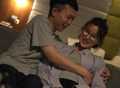 Ngả vào tay trai cũ, xin được lôi kéo về kỳ nghỉ riêng